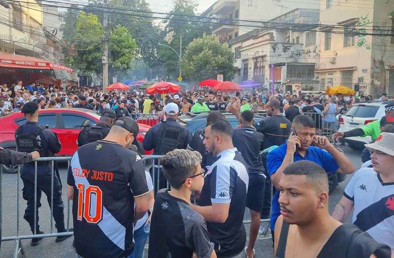 Clima de tranquilidade, e muitos policiais, antes do jogo no QG vasca&iacute;no, no Setor Sul&nbsp; do Maracan&atilde;-