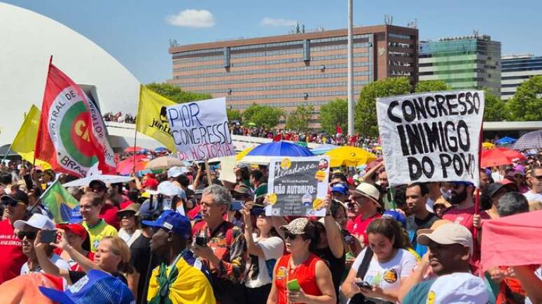 Ato de apoiadores do governo Lula contra anistia a bolsonaristas e PEC da Blindagem, em Bras&iacute;lia, foi marcado por cr&iacute;ticas ao Congresso