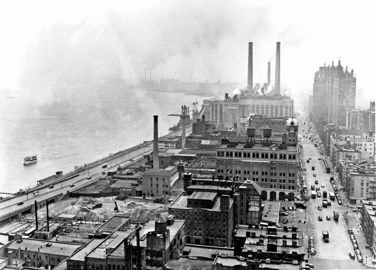 O local da nova sede da ONU como era em agosto de 1946, cerca de um m&ecirc;s ap&oacute;s o in&iacute;cio dos trabalhos de demoli&ccedil;&atilde;o