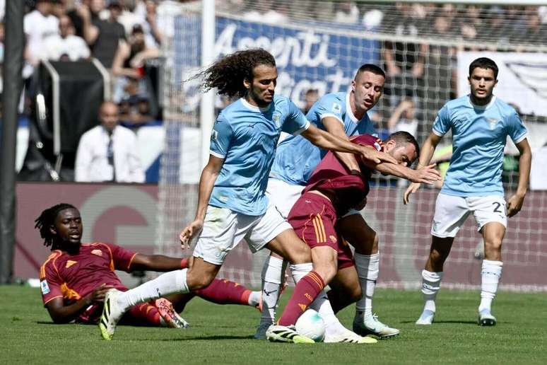 Cabeludo Guendouzi tenta levar a melhor e levar a Lazio ao ataque. No fim do jogo, foi expulso por reclama&ccedil;&atilde;o &ndash; SS Lazio/Getty Images