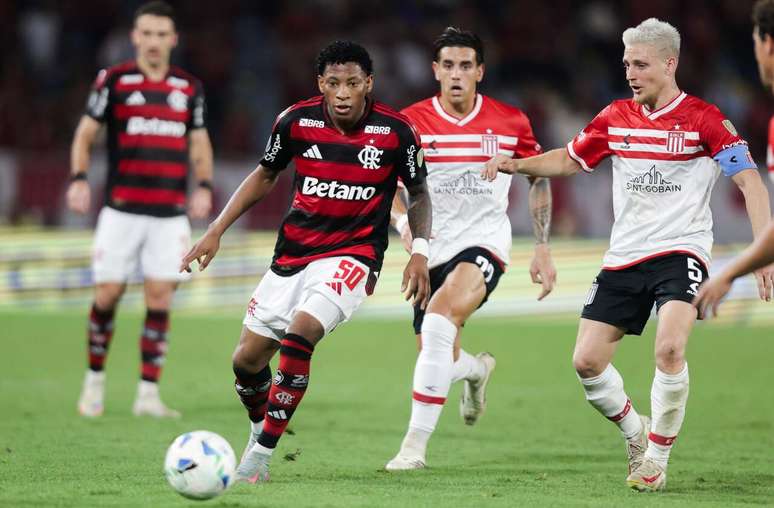 Flamengo venceu o Estudiantes por 2 a 1 no jogo de ida –
