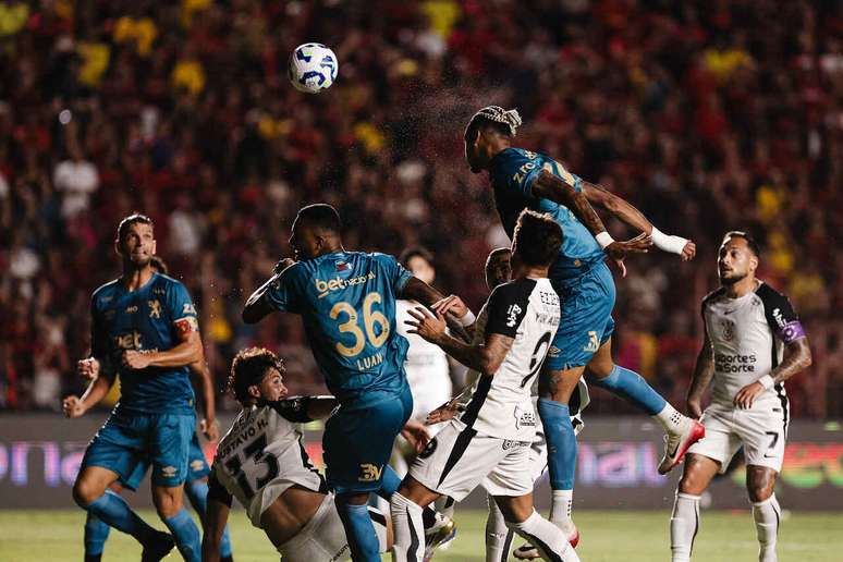 Sport e Corinthians protagonizaram uma partida muito disputada na Ilha do Retiro &ndash;