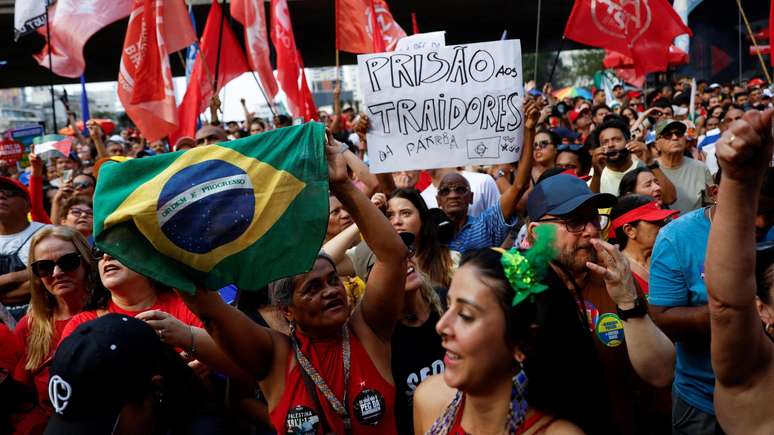 Manifestantes tamb&eacute;m foram &agrave;s ruas contra a anistia a Bolsonaro e aos presos dos atos de 8 de janeiro
