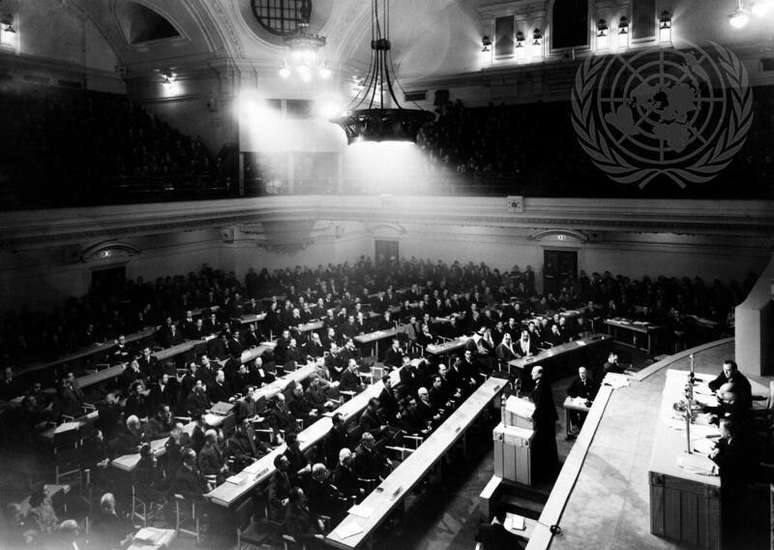 A primeira sess&atilde;o da Assembleia Geral das Na&ccedil;&otilde;es Unidas foi aberta em 10 de janeiro de 1946, no Central Hall em Londres