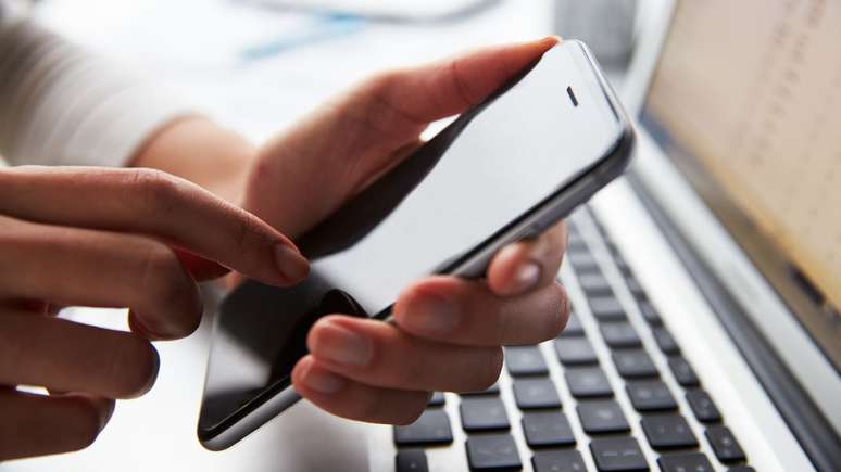 Você sabe o que é a luz azul? Entenda seus riscos para a saúde, influência no relógio biológico e estratégias para o dia a dia