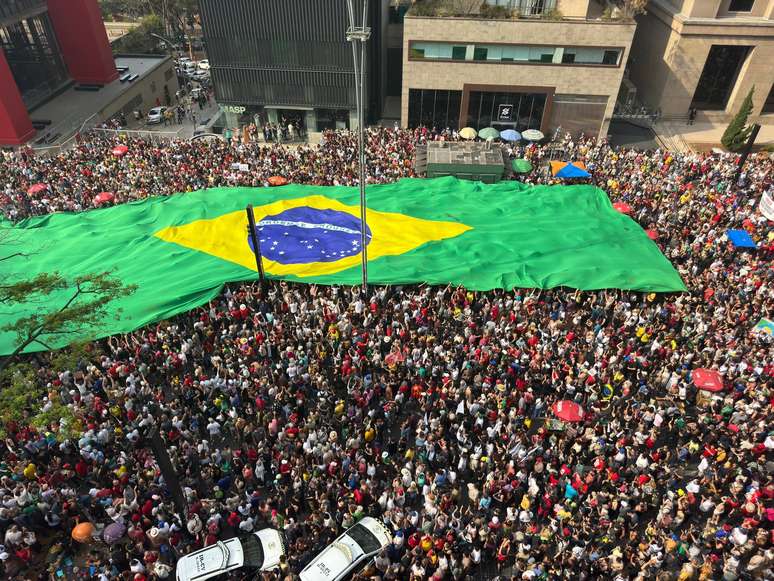 Imagem aérea do ato na Avenida Paulista, região central de São Paulo, neste domingo, 21, contra a PEC da Blindagem, aprovada na Câmara, que pode dificultar processos criminais contra parlamentares, contra a Pec da Anistia e pela Soberania do país