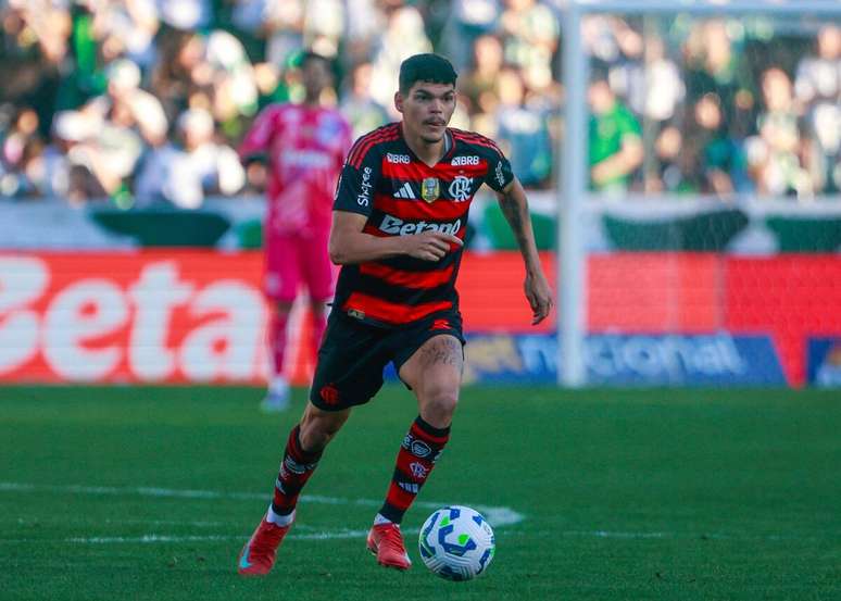 Ayrton Lucas (Flamengo) durante jogo contra o Juventude, no dia 14.09.2025 
