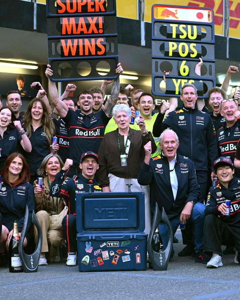 Max Verstappen comemora vitória ao lado da equipe e avó 
