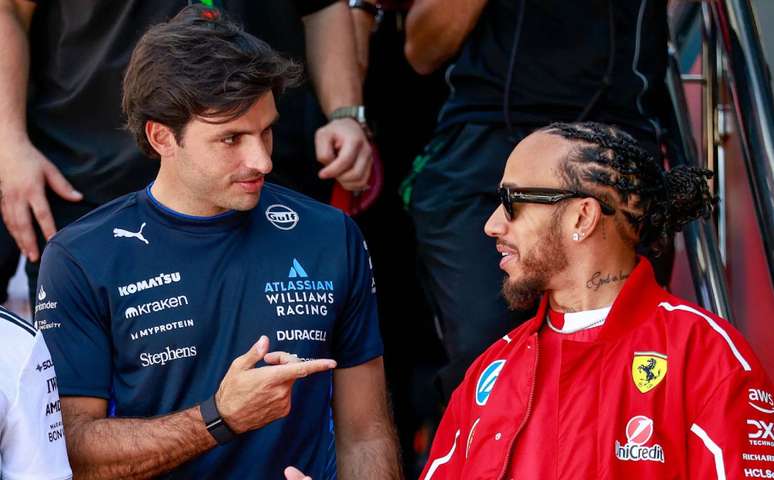 Sainz e Hamilton no paddock após a troca de equipe