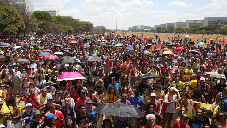 Os manifestantes se reuniram em frente ao Museu Nacional da Rep&uacute;blica ainda pela manh&atilde;, por volta das 10h, em Bras&iacute;lia