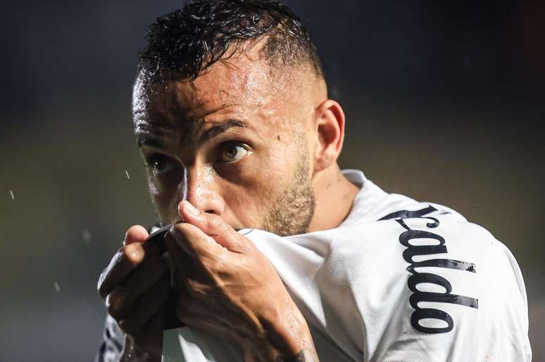 Guilherme beija a camisa santista logo ap&oacute;s fazer o gol da vit&oacute;ria do Peixe contra o S&atilde;o Paulo.