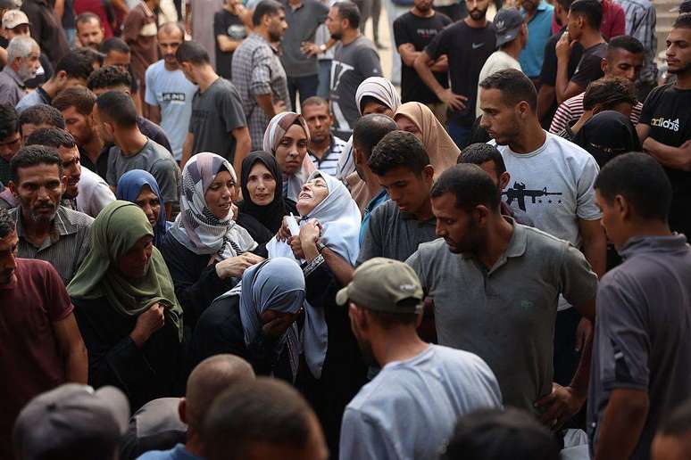 Uma mulher palestina reage enquanto os corpos das pessoas mortas nos ataques israelenses &agrave; cidade de Gaza, ao amanhecer, s&atilde;o levados para um cortejo f&uacute;nebre no hospital Al-Shifa, em 4 de setembro de 2025