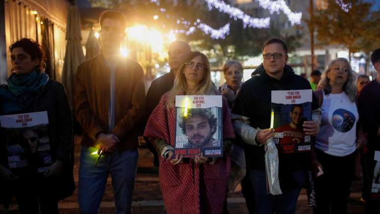 Idit Ohel, m&egrave;re d'Alon Ohel, 22 ans, pris en otage par le groupe islamiste palestinien Hamas lors de l'attaque meurtri&egrave;re du 7 octobre, et sa famille se rassemblent avec d'autres familles d'otages pour allumer des bougies &agrave; l'occasion de la premi&egrave;re nuit de la f&ecirc;te juive de Hanoukka, &agrave; Karmiel, dans le nord d'Isra&euml;l, le 7 d&eacute;cembre 2023.