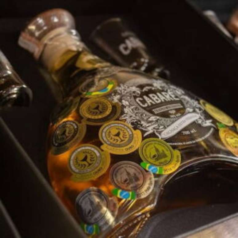 A Cachaça Cabaré é sucesso no Brasil.