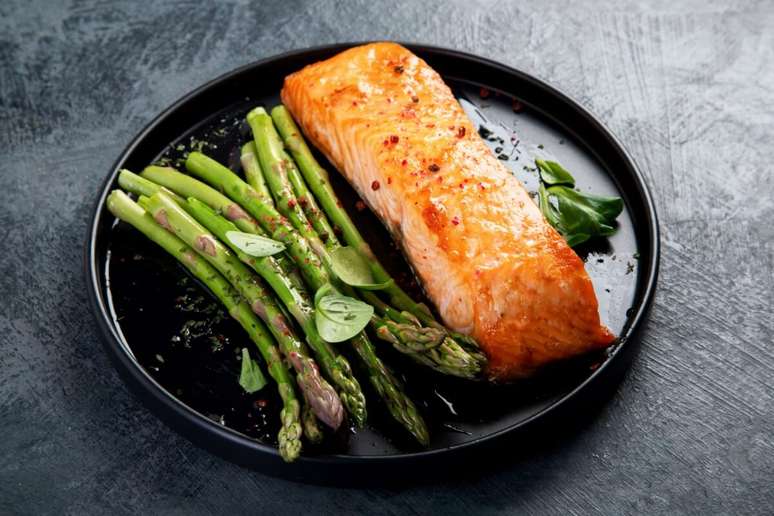 Grilled salmon with asparagus Grilled salmon with asparagus
