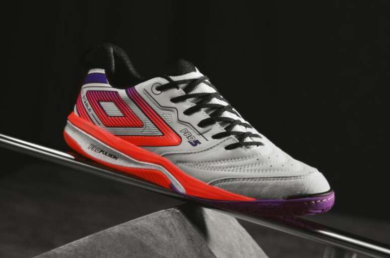 Umbro Pro 5 Stable arrives with particular attention to stability and comfort
