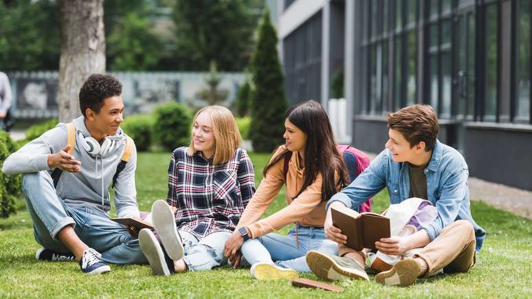 Segundo uma pesquisa realizada pela plataforma GWI, adolescentes de 12 a 15 anos estão desligando o celular para curtir a vida real