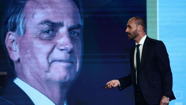 Segundo denúncia da PGR, Eduardo Bolsonaro agiu para obter sanções no exterior pela suspensão do julgamento de Bolsonaro