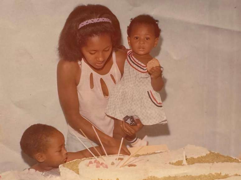 Tha&iacute;s no colo da m&atilde;e, com o irm&atilde;o ao lado. Uma das raras ocasi&otilde;es em que perif&eacute;ricos faziam fotos nos anos nos anos 80 era nos anivers&aacute;rios.