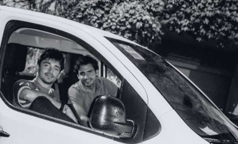 Carlos Sainz e Charles Leclerc alugam van para chegar em Mônaco