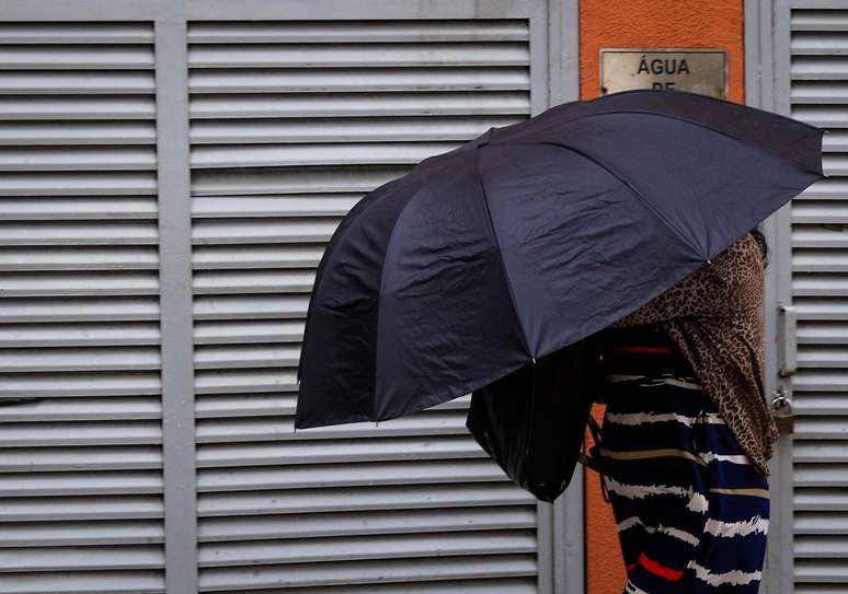 Com a chegada da Primavera nesta segunda-feira, os dias começam a ficar mais longos, e o clima dá sinais de transição, com pancadas de chuva típicas, ventos fortes e até riscos de deslizamentos segundo informações do CGE, especialmente no Sudeste e Centro-Oeste do país