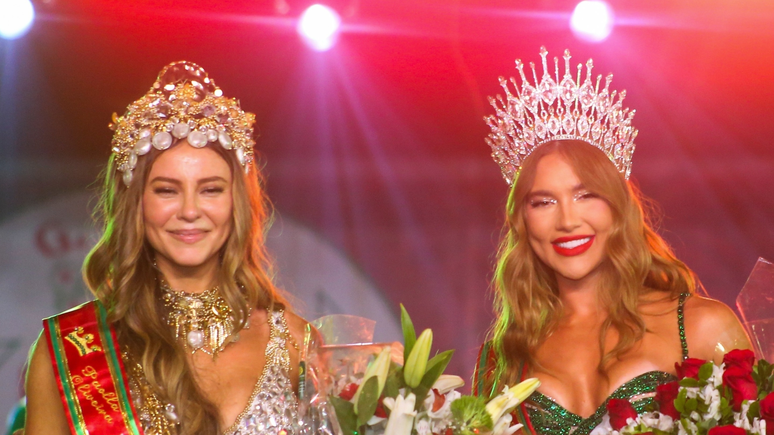 Paolla Oliveira e Virginia Fonseca na quadra da Grande Rio