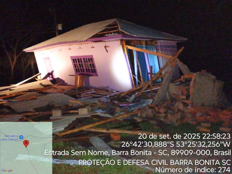 Casa vai parar em cima de carro ap&oacute;s tornado atingir munic&iacute;pio em Santa Catarina