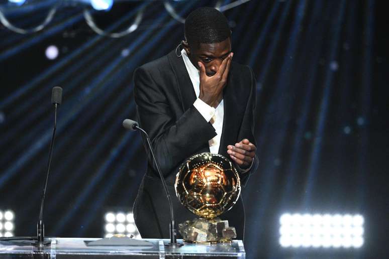 Ousmane Dembélé chora ao receber a Bola de Ouro