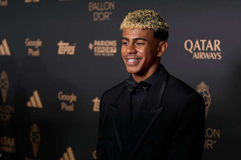 Lamine Yamal, do Barcelona, na premiação da Bola de Ouro
