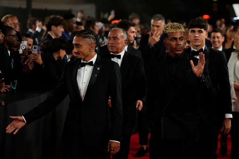 Raphinha chegou acompanhado dos companheiros de Barcelona