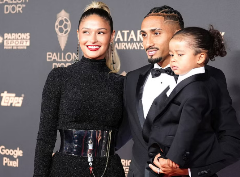 Raphinha ao lado da fam&iacute;lia