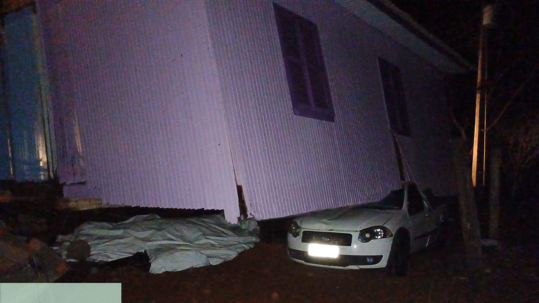 Casa vai parar em cima de carro ap&oacute;s tornado atingir munic&iacute;pio em Santa Catarina