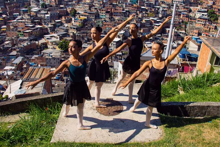 Dançarinas do projeto Vidançar no Complexo do Alemão, Rio de Janeiro. Iniciativa tem 15 anos e formou inúmeros profissionais.