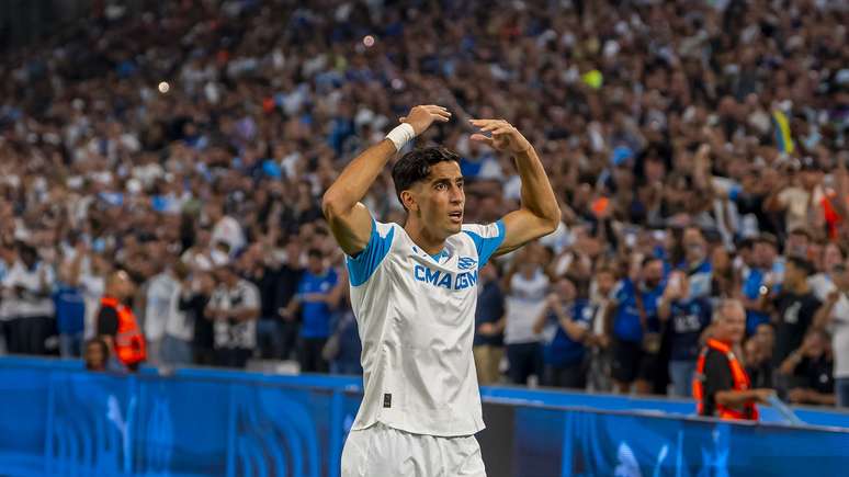 Aguerd comemorando a vit&oacute;ria do Olympique sobre o PSG 