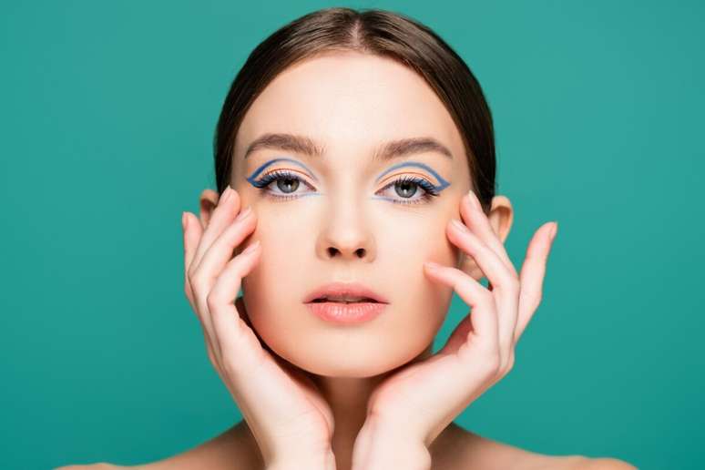 Os delineadores coloridos s&atilde;o op&ccedil;&otilde;es divertidas para o visual de primavera 