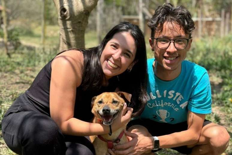 O casal Luisa e Vitor, com o cachorro Marcelinho, um dia antes do acidente.