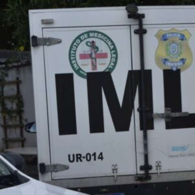 Carro do IML no Grande Recife.