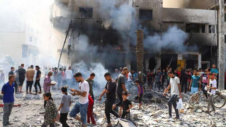 Israel tem bombardeado a Cidade de Gaza enquanto suas for&ccedil;as avan&ccedil;am cada vez mais para dentro da cidade