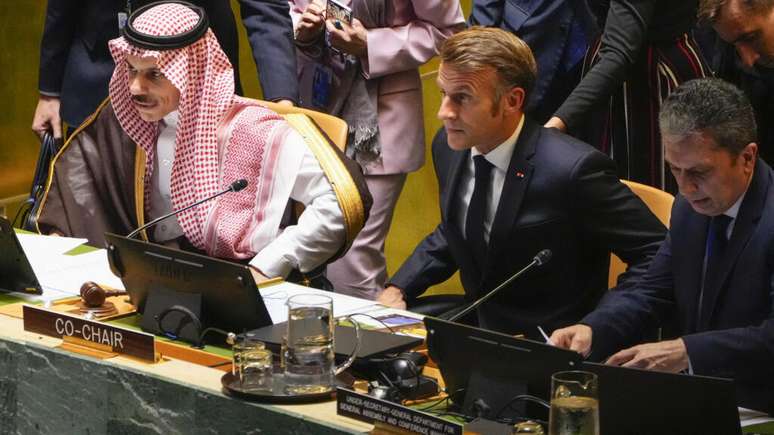 O ministro das Relações Exteriores da Arábia Saudita, Faisal bin Farhan Al-Saud (à esquerda) e o presidente francês, Emmanuel Macron, durante a Conferência de Alto Nível sobre a Palestina, na sede da ONU em Nova York, em 22 de setembro de 2025.