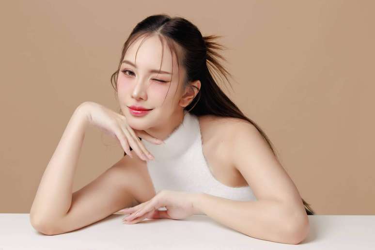 O efeito glossy deixa os l&aacute;bios brilhantes, mas ainda naturais 