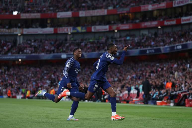 Demb&eacute;l&eacute; comemorando o gol na semifinal da &uacute;ltima Champions League sobre o Arsenal 
