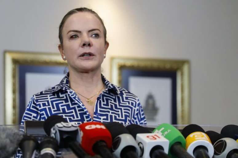 Gleisi reage após sanções dos EUA à esposa de Moraes: ‘Conspiração contra o Brasil’