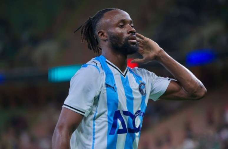 Toney comemora seu gol de pênalti; em vão, porém –