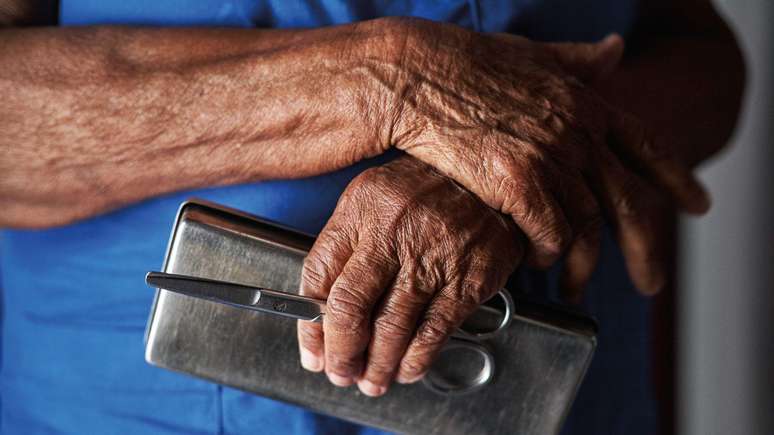 As m&atilde;os da parteira se dedicam h&aacute; d&eacute;cadas a trazer crian&ccedil;as ao mundo