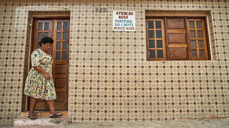 Algumas parteiras sinalizam na frente da casa que est&atilde;o sempre prontas para receber mais uma crian&ccedil;a no mundo
