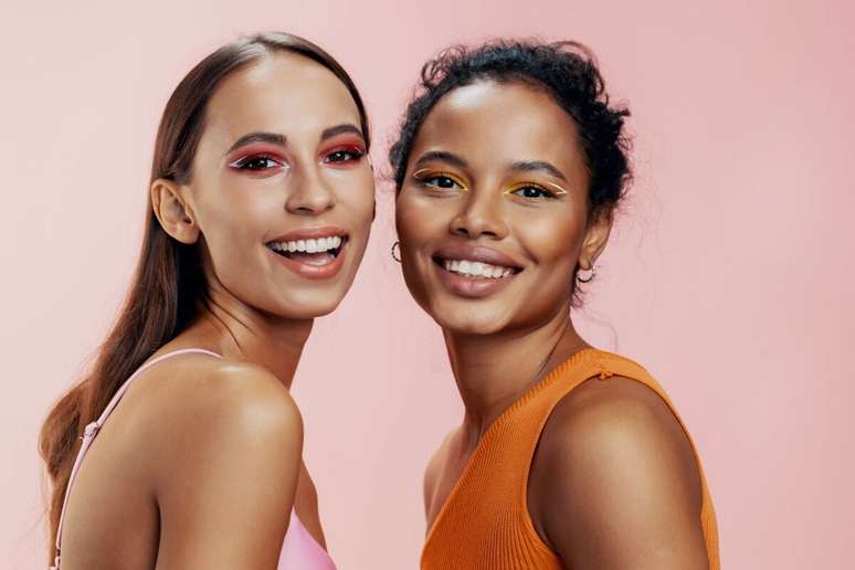 A sombra e o delineado complementam a maquiagem de primavera 