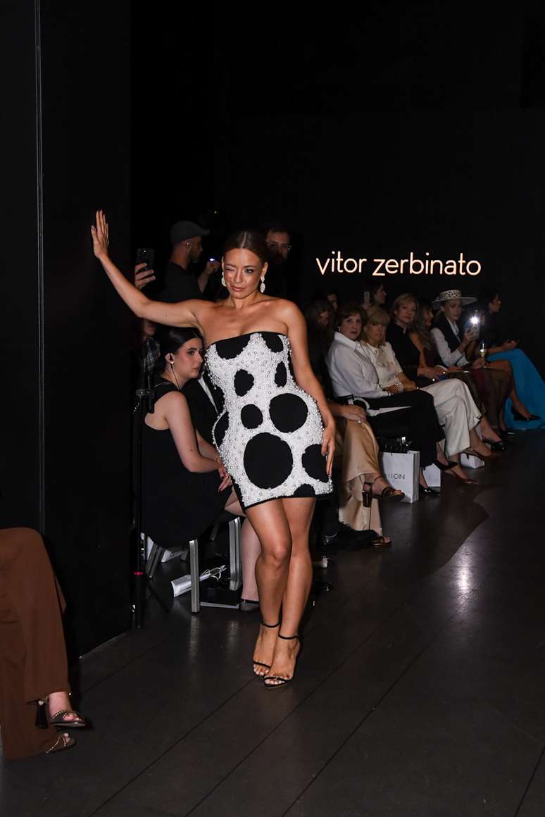 Beatriz Reis no desfile Vitor Zerbinato 