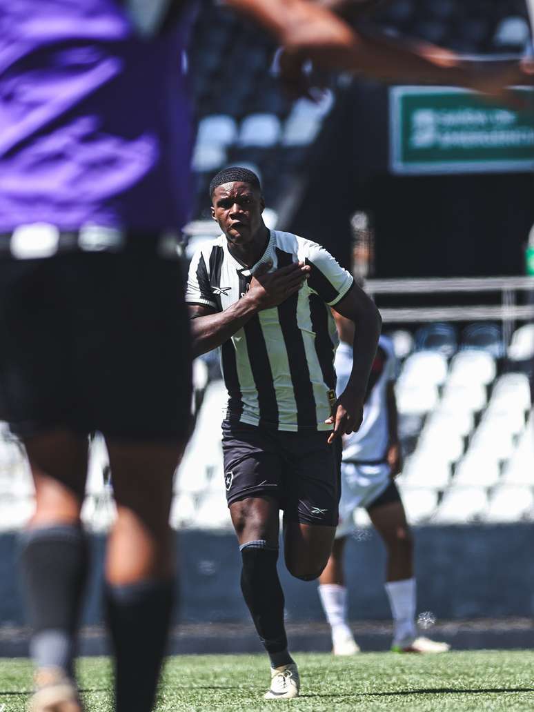 Kadir comemorando seu gol na vit&oacute;ria do Botafogo sobre o Vasco 