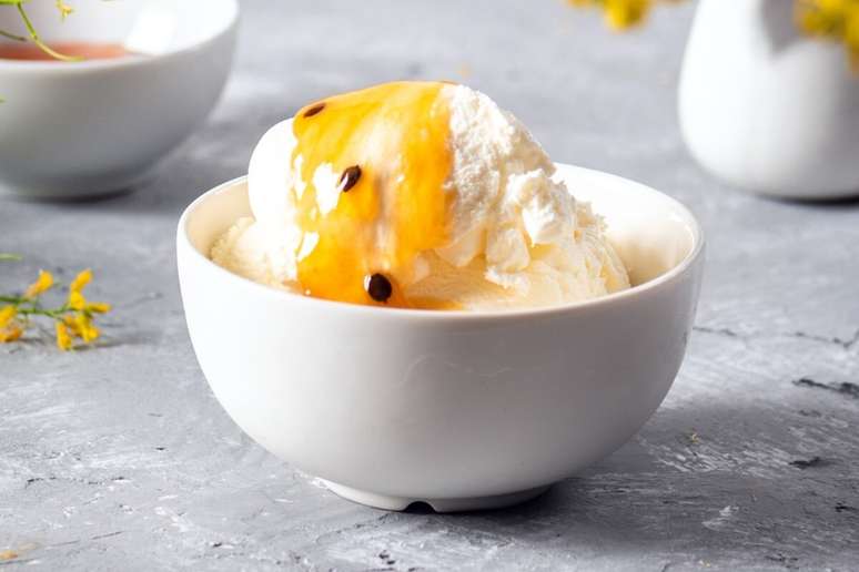 Sorvete de maracuj&aacute; com calda 