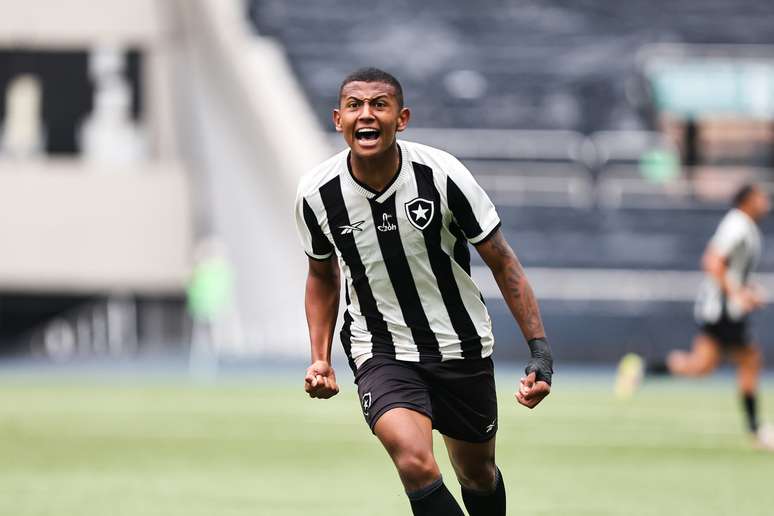 Kauan Toledo comemorando um gol pelo Botafogo 